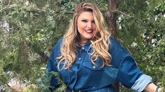 Πώς θα φορέσεις τα μαύρα μποτάκια φέτος το φθινόπωρο; Η Δανάη Μπάρκα δημιούργησε το ιδανικό look