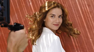 Το κορίτσι με τα υπέροχα μαλλιά | Η Εύα Τσιμιτσέλη ποζάρει με τη Βάσω Λασκαράκη στη Βαρκελώνη