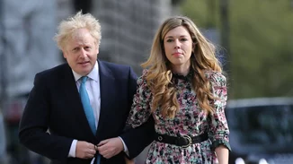 Στην Κάρυστο ο Boris Johnson | Κάνει διακοπές ενώ μαζεύουν με φορτηγά το γραφείο του