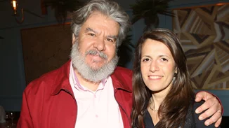 Βασίλης Χαλακατεβάκης - Δέσποινα Μαραγκουδάκη | Πλάνα από το μόνιμα στολισμένο σπίτι τους στο Γαλάτσι