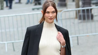 Βρήκαμε το πιο θηλυκό φόρεμα του χειμώνα στην Bershka | Είναι μίντι, πλεκτό και θα αναδείξει τη σιλουέτα σου