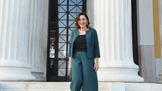 Η Όλγα Κεφαλογιάννη συνδύασε το κοστούμι της με τα must have παπούτσια της γυναικείας γκαρνταρόμπας