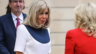 Brigitte Macron | Ανέβασε το navy look σε άλλο επίπεδο - Το κομψό μίντι φόρεμα και οι χρυσές λεπτομέρειες