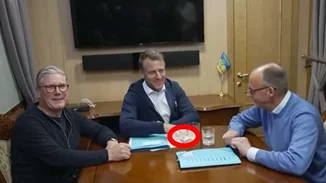 Τι χαρτάκι έκρυψε τελικά ο Emmanuel Macron στο βίντεο που έχει γίνει viral;