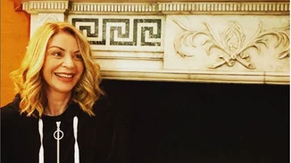 Έλλη Στάη | Κομψή στη βιβλιοθήκη του (high class) σπιτιού της