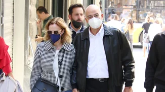 Νίκος Δένδιας | Χέρι-χέρι με τη σύζυγό του, Δάφνη, στο κέντρο της Αθήνας