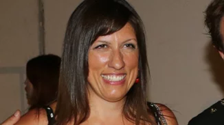 Super ανανεωμένη η Ζωή Κωνσταντοπούλου |  Με νέο κούρεμα και πουά φόρεμα σε θεατρική έξοδο