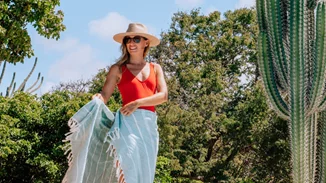 6 μοντέρνοι τρόποι για να φορέσεις το παρεό σου στην παραλία