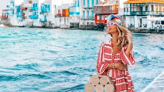 5 στιλιστικές συμβουλές για να δημιουργήσεις τα πιο κομψά looks στις βόλτες σου στα σοκάκια του νησιού