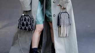 Η βραδινή τσάντα με χάντρες από την Pull & Bear που θα σου θυμίσει το στιλ της μαμάς σου στα 90s