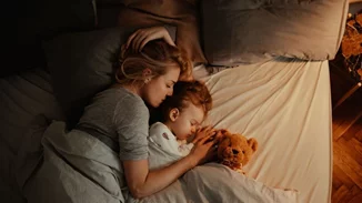 Πρέπει ένα παιδί να κοιμάται με τους γονείς του; Μέχρι ποια ηλικία είναι ωφέλιμο;