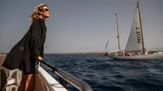 Στις Σπέτσες με την Βίκυ Καγιά και την Moët & Chandon