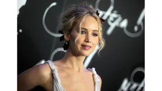 H εγκυμονούσα Jennifer Lawrence σε διαδήλωση στη Νέα Υόρκη