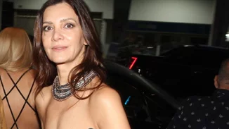 Κατερίνα Λέχου | Με στράπλες ολόσωμη φόρμα στο κέντρο της Αθήνας