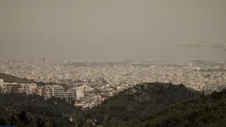 Καιρός | Άνοδος της θερμοκρασίας σήμερα, αλλά με... βροχές και σκόνη
