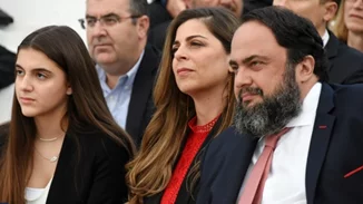 Αθανασία Μαρινάκη | Η σπάνια δημόσια εμφάνιση σε φιλανθρωπική εκδήλωση - Η δερμάτινη φούστα που συνδύασε με σακάκι και γόβες