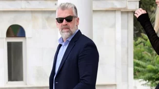 Ο άγνωστος γιος της Άννας Παναγιωτοπούλου συντετριμμένος στην κηδεία της μεγάλης ηθοποιού