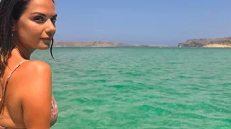 Η Βάσω Λασκαράκη στην αγαπημένη της Κρήτη | Με το μαγιό της και χωρίς ρετούς