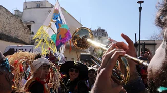 Ο ενθουσιασμός, η σάτιρα και η δημιουργικότητα του πατρινού καρναβαλιού στέλνουν μηνύματα χαράς και αισιοδοξίας