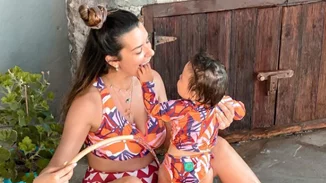 Νικολέττα Ράλλη | Ποζάρει με την ενός έτους κόρη της με matchy matcy μαγιό