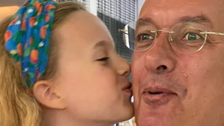 Ο Νίκος Χατζηνικολάου μάς δείχνει την κατάξανθη κόρη του, Εύα, και λιώνει από υπερηφάνεια