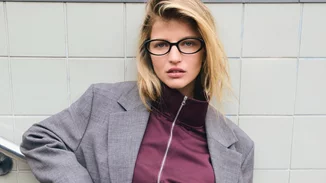 Αυτά είναι τα μπορντό μποτάκια από τη Stradivarius που έχουν δει εκατομμύρια fashionistas στο TikTok