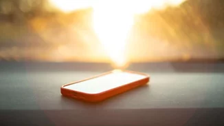 Αφήνεις το κινητό στον ήλιο; Δες τι μπορεί να πάθει