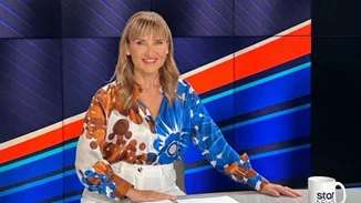 Μάρα Ζαχαρέα | Mε τις φίλες της στο σαλόνι του σπιτιού της - Τα βαριά ξύλινα έπιπλα και η κλασική διακόσμηση