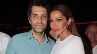 Με καρέ μαλλιά και baby blue φόρεμα | Η Δέσποινα Βανδή στον γάμο του Φοίβου το 1999