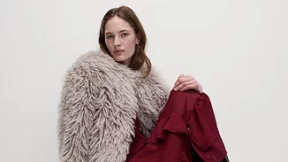 Midi, ριχτό, μπορντό | Αυτό το φόρεμα από τη Marks & Spencer είναι η πιο θηλυκή και άνετη επιλογή για το ρεβεγιόν