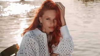 Πώς θα φορέσεις το τζιν παντελόνι σαν σύγχρονη Παριζιάνα; Η Έβελυν Καζαντζόγλου δείχνει τον τρόπο