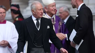 Ο βασιλιάς Κάρολος έγινε ο πρώτος βρετανός μονάρχης εδώ και τέσσερις αιώνες που παρέστη σε Καθολική κηδεία