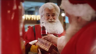 Αυτά τα Χριστούγεννα η Coca-Cola μας καλεί όλους να ανακαλύψουμε τον Αϊ-Βασίλη που κρύβουμε μέσα μας