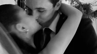 Η Ariana Grande ανέβασε τις πρώτες φωτογραφίες από το γάμο της