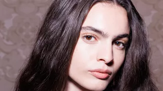 Tired Girl Makeup | Το trend της Gen Z που αποθεώνει το "κουρασμένο" βλέμμα