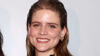 Η Δανάη Μιχαλάκη με τα κόκκινα sneakers που χρειάζεσαι αυτή την εποχή