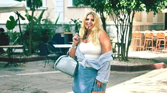 Η Δανάη Μπάρκα χωρίς φίλτρα | Βουτιές στην πισίνα με μπλε ολόσωμο μαγιό