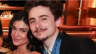 Kylie Jenner | Στο πλευρό του Timothee Chalamet με το vintage Vercace της Elizabeth Hurley