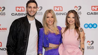 Η Εριέττα Κούρκουλου Λάτση με μίνι ροζ φόρεμα λίγο μετά τη γέννηση του δεύτερου παιδιού της