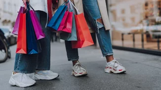 Τα στιλιστικά λάθη που χρειάζεται να αποφεύγεις όταν φοράς sneakers