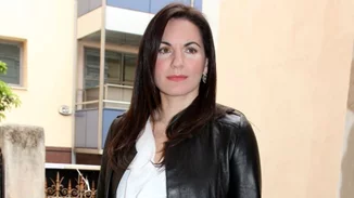 Όλγα Κεφαλογιάννη | Με λευκό κοστούμι στο κέντρο της Αθήνας