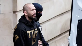 Το Βουκουρέστι έτοιμο να εκδώσει τον Βρετανό ινφλουένσερ Andrew Tate, όμως μετά τη δίκη του