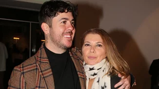 Σπάνιο "throwback" | Η Σοφία Αλιμπέρτη αγκαλιά με τους γιους της στα παιδικά τους χρόνια