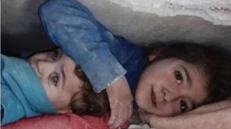 Σεισμός | Σώθηκαν τα δύο αδέρφια στη Συρία- Το βίντεο έγινε viral αφού το κορίτσι μοιάζει να προστατεύει τον αδερφό της