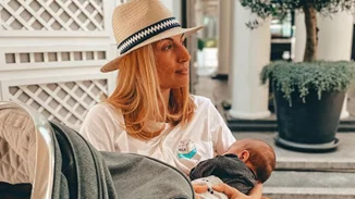 Μαρία Ηλιάκη | Θηλάζει δημόσια την 5 μηνών κόρη της και στέλνει το δικό της μήνυμα