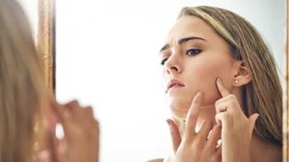 5 μύθοι για την ακμή που ο δερματολόγος σου θα ήθελε να σταματήσεις να πιστεύεις