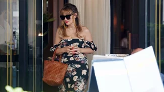 Η Νατάσσα Μποφίλιου φόρεσε το πιο θηλυκό φλοράλ σύνολο για τη βόλτα της στην Αθήνα