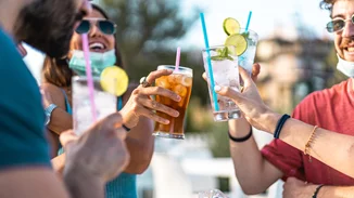 3 δροσιστικές συνταγές για υγιεινά μοκτέιλς για το καλοκαίρι