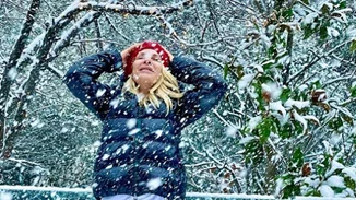 Ελένη Μενεγάκη | Ποζάρει στον χιονισμένο κήπο της και κάνει "σαν μικρό παιδί"