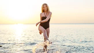 Η διαχρονική κομψότητα του μαύρου μαγιό | Γιατί αξίζει να το προσθέσεις στη συλλογή σου